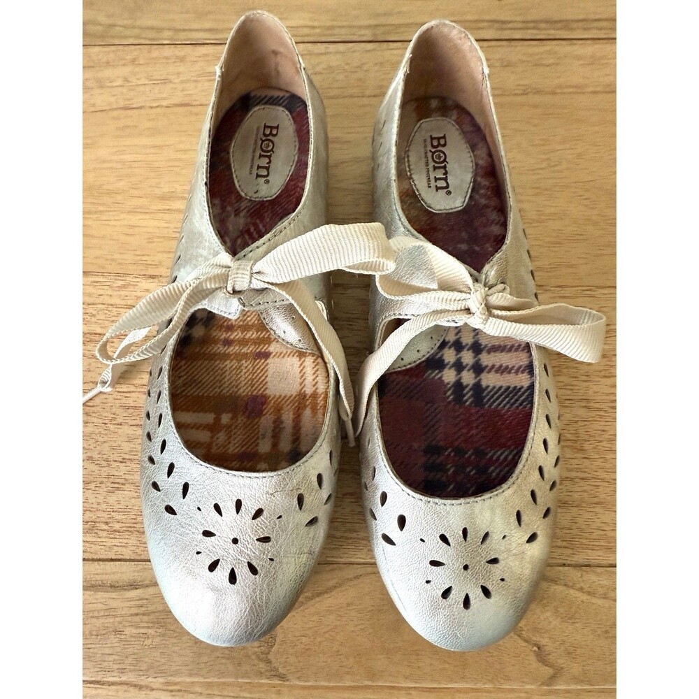 Born Jerrica Mary Janes Eyelet Sz 8.5 Gold Panna Cotta Ribbon Tie